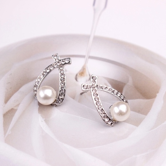 NEW!💙💎SILVERY!💍BEAUTIFUL PEARL LOOK💍STUDS!💎💙 - Picture 7 of 8